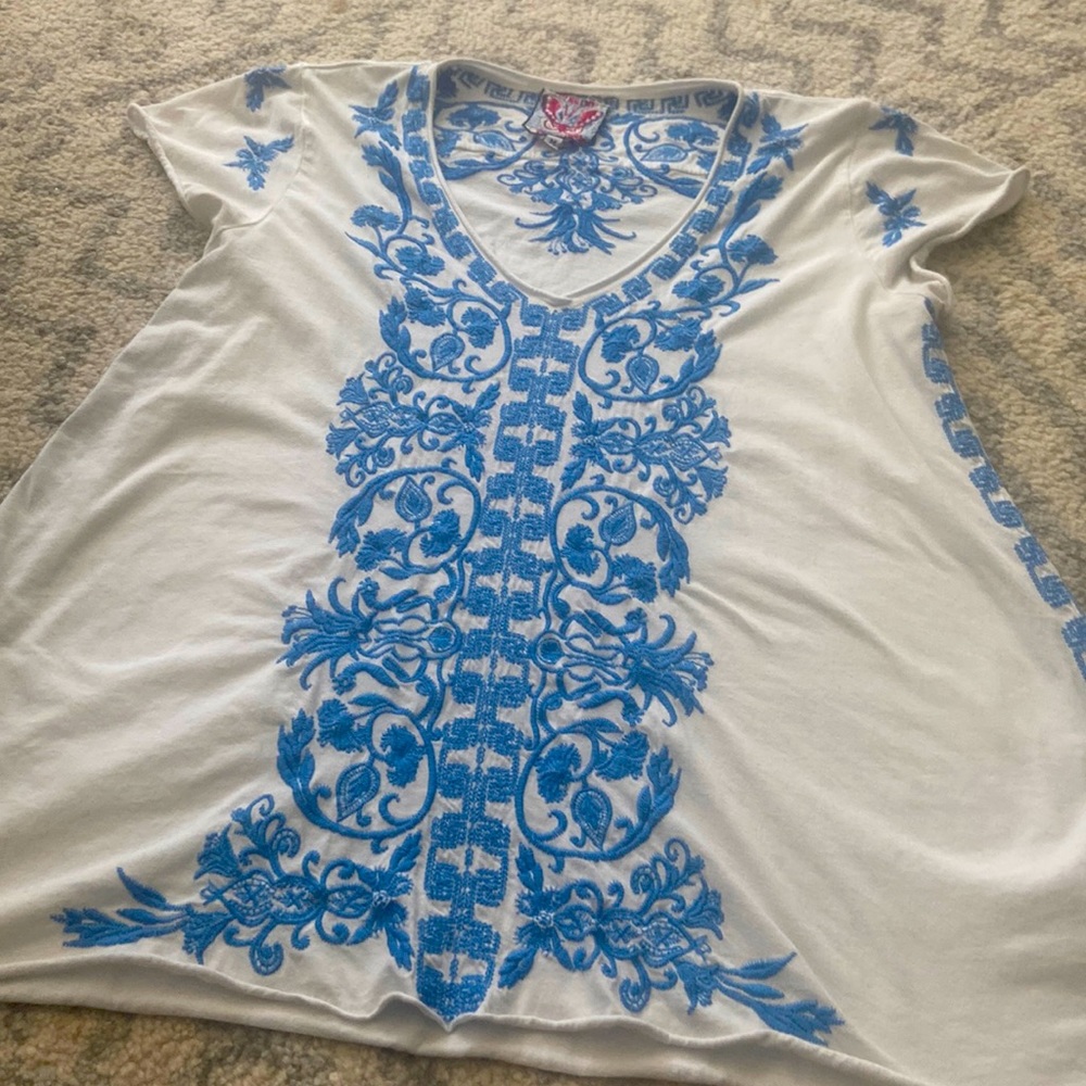 Johnny Was white short sleeve top with blue embroidery